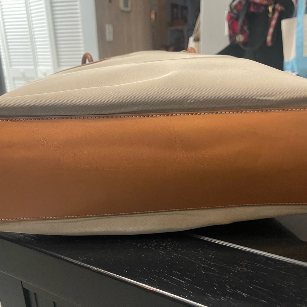 Tod's Elegant Tan and Cream Tote Bag - Picture 4 of 11